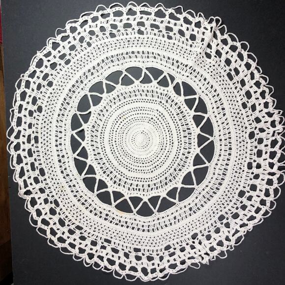 Round Small Crochet Table Cloth 29" Side Table Dresser Handmade Vintage Cottage - Picture 8 of 10